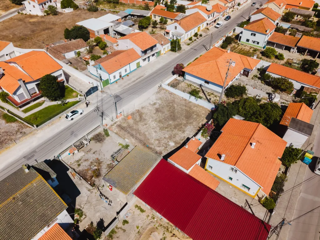Lot with Plans for a 3-Bedroom House, Pool, Garage, and Garden in Olho Marinho, Óbidos