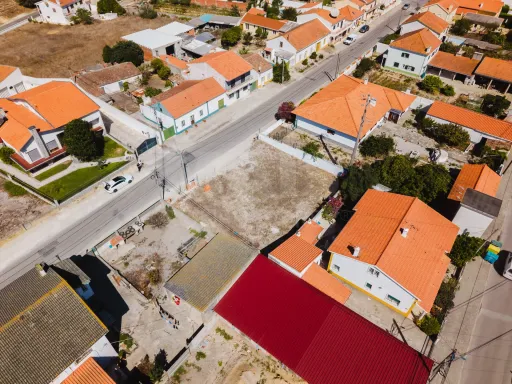 Terreno com Projeto para Moradia T3, Piscina, Garagem e Jardim em Olho Marinho, Óbidos