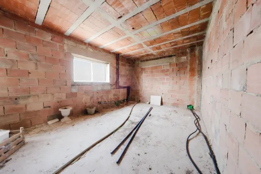 Moradia T5 com Armazém e Terreno na Usseira, Óbidos