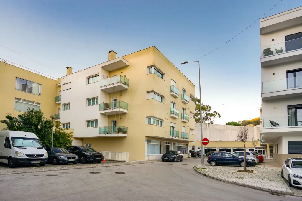 Apartamento T3 Mobiliado | Famões - Urb. Courela dos Fornos