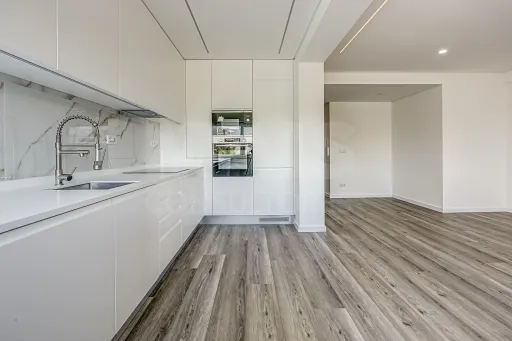 Apartamento T3 totalmente remodelado na Póvoa de Santa Iria com parqueamento