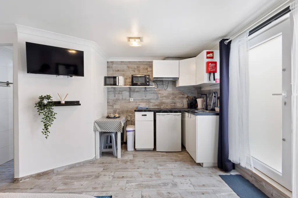 Moradia com 3 apartamentos e vista mar