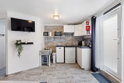 Moradia com 3 apartamentos e vista mar