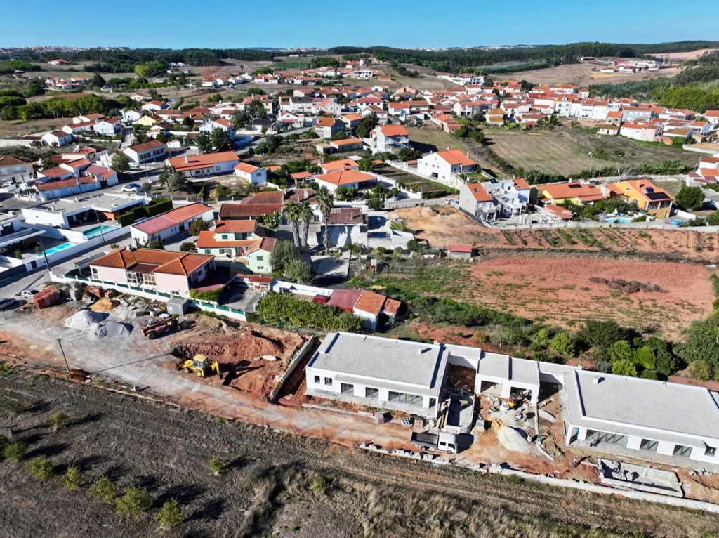 Moradia Térrea T4 com Suite Master, Piscina de Água Salgada, Garagem e Acabamentos Premium !