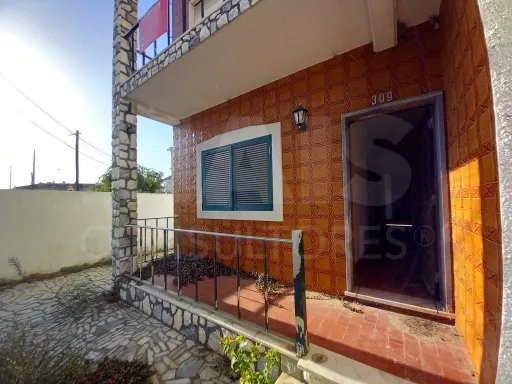 Moradia Bi Familiar com entradas independentes