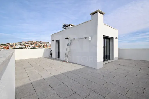 Moradia T4+1 com Quintal e Espaço para Piscina | Famões (Pontinha)