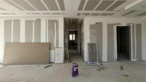 Moradia Térrea T4 com Suite Master, Piscina de Água Salgada, Garagem e Acabamentos Premium !