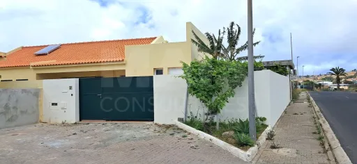 Moradia V2+1 isolada em Sítio das Lombas