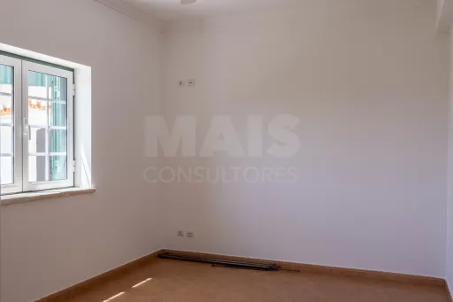 4-bedr. house, center of Cadaval, with garage