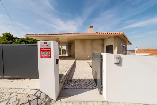 Semi-New Single-Storey House with Outdoor Space - Olho Marinho