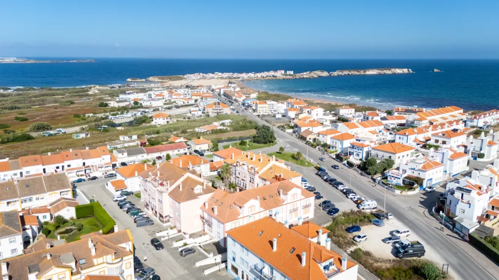 Dois espaços comerciais emblemáticos para trespasse no Baleal