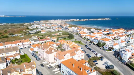 Dois espaços comerciais emblemáticos para trespasse no Baleal
