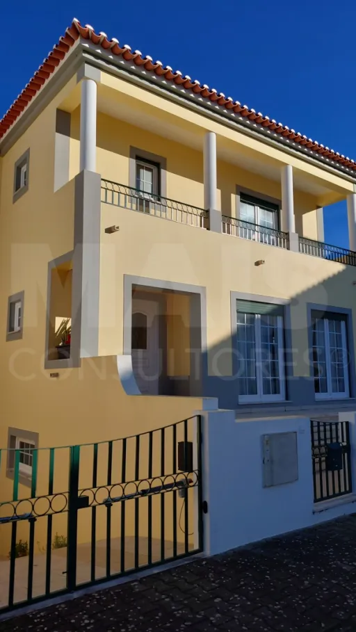 Viva Perto do Mar: Magnífica Moradia T4 com Quintal, Garagem e Conforto Total em Serra d’El-Rei