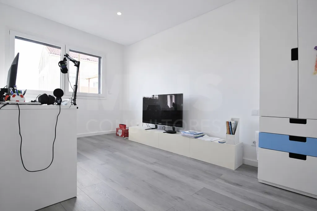 Moradia T4+1 com Quintal e Espaço para Piscina | Famões (Pontinha)