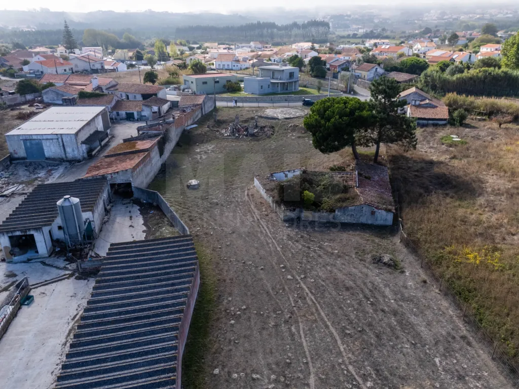 Terreno com ruína na Serra do Bouro