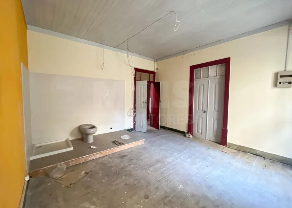 Prédio de uso Misto com 5 Pisos e 2 Frentes  na Baixa de Coimbra – 2 entrada independentes