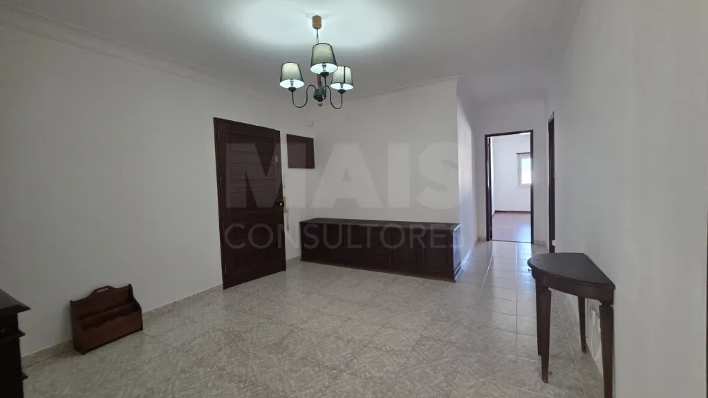 Apartamento T1 Transformado em T2 em Benavente | 70 m² | Excelente localização
