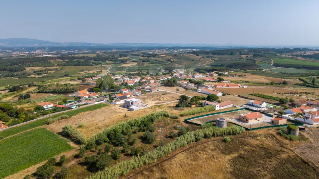 Moradia T4 nova com piscina em terreno de 2200m2