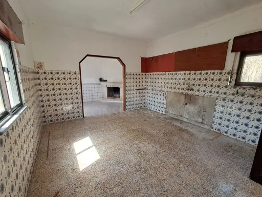Moradia T2 c/ terreno em Salir de Matos