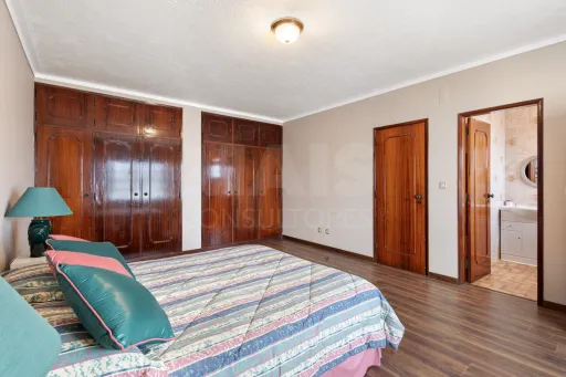 Moradia T4 com cave, garagem e quintal no centro de Peniche