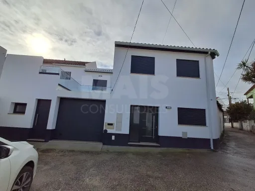 Moradia Remodelada T3 com terraço e pátio no Pó