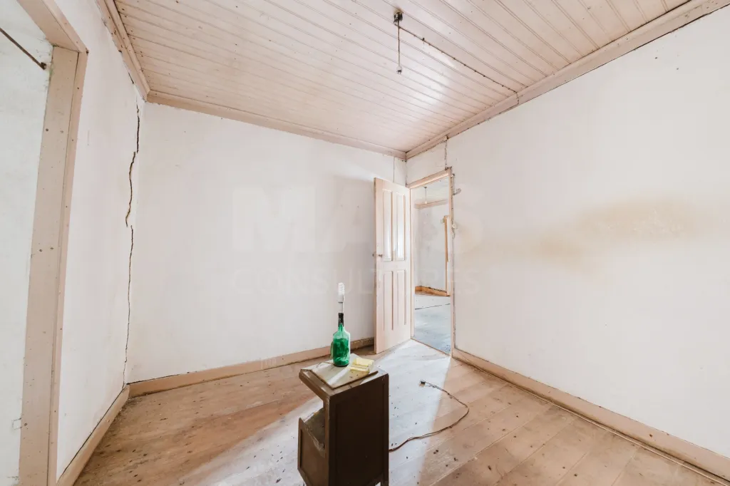2 Moradias p/a recuperar em terreno plano c/ 4.603m2