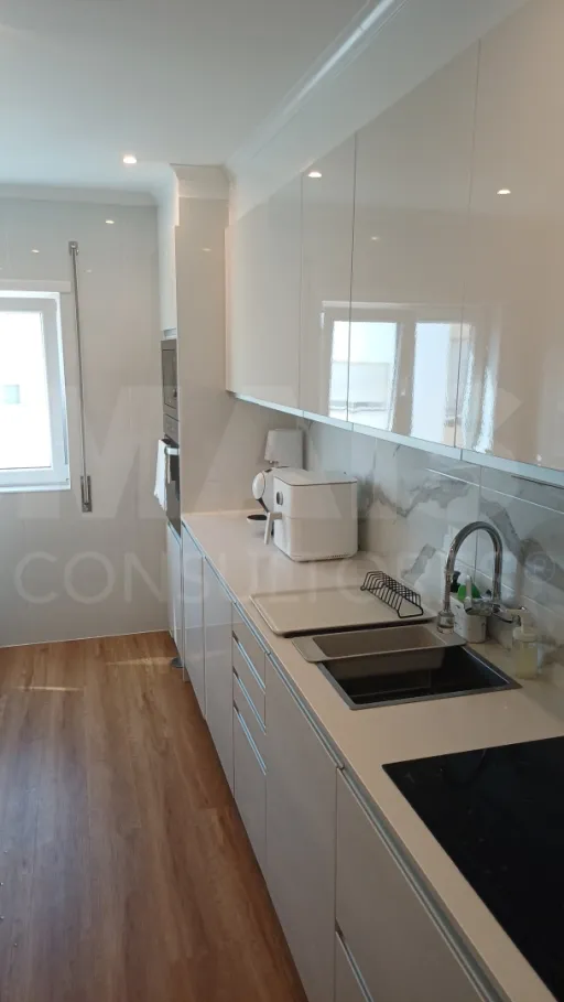 Apartamento T2 Remodelado no Centro do Cadaval