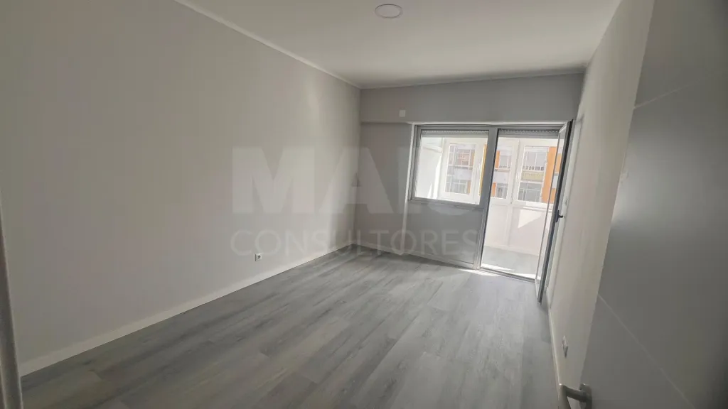 T2 Remodelado com Varanda em Oeiras