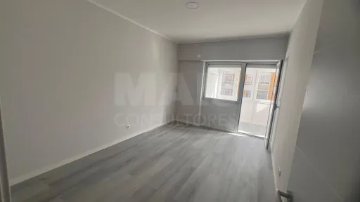 T2 Remodelado com Varanda em Oeiras