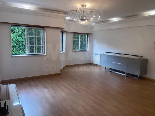 Apartamento T3 em Condomínio Fechado com Piscina no Estoril