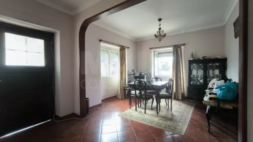 2-Bedroom House to Renovate in Sintra