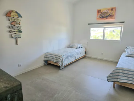 Moradia T4 térrea contemporânea com anexo T2 independente | Lote com 10.400 m² | Alvorninha