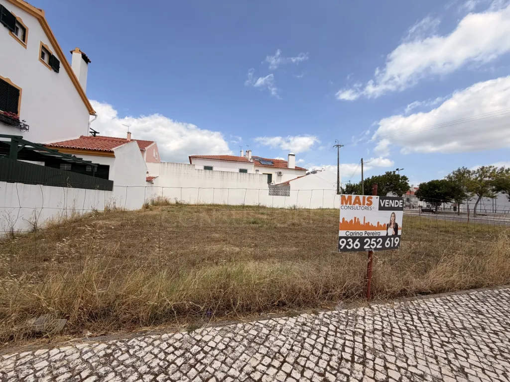 Terreno urbano para construção de moradia em Samora Correia