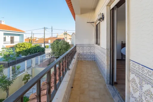 Oportunidade no Porto Alto, moradia T4+1 com 204m2 e logradouro.