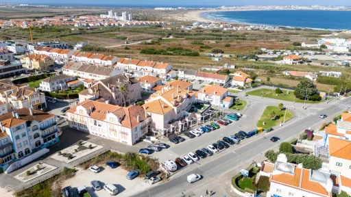 Dois espaços comerciais emblemáticos para trespasse no Baleal