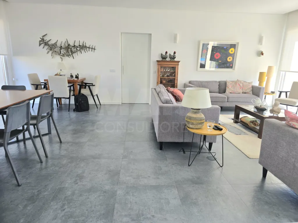 Moradia T4 térrea contemporânea com anexo T2 independente | Lote com 10.400 m² | Alvorninha