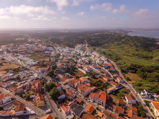 Terreno Urbano no Centro da Foz do Arelho | 240 m² | Implantação até 135 m² | Costa de Prata
