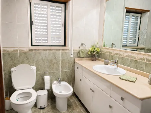 Moradia T3+1 pronta a habitar | Garagem fechada, pátio com churrasqueira e a 5 min das praias !