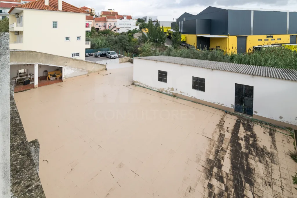 Two plots of urban land in Famões