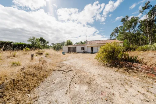 Casa antiga com terreno amplo em Salir de Matos