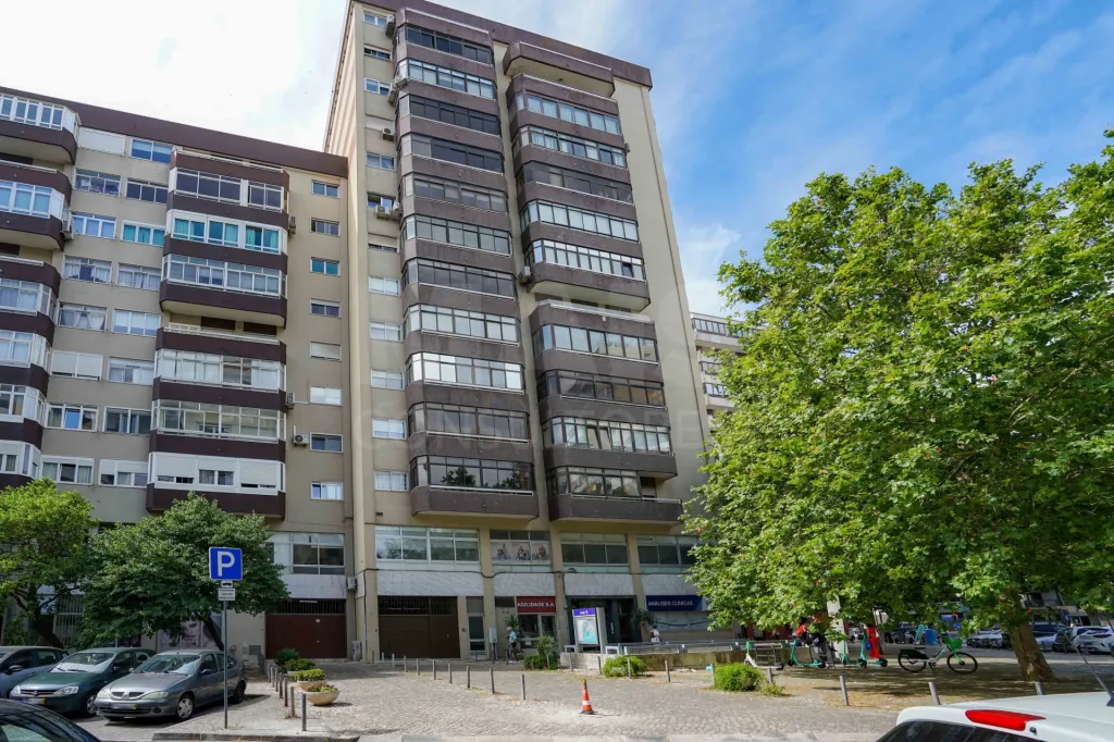 4 bedrooms in Lumiar - 18th century tiles - balconies and garage