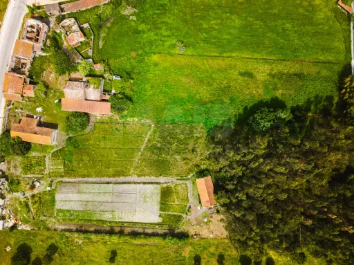 Moradia p/a restaurar c/ 225m2 de área em terreno c/ 6.473m2