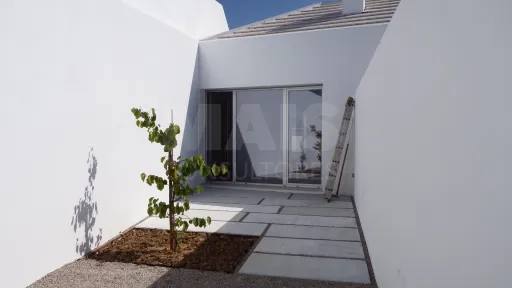 Moradia Térrea T2 com Logradouro e Estacionamento | Lourinhã