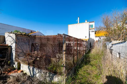 Fraction A: Ground floor, intended for a garage, comprising a large room, a toilet, patio and annex, with its own exit onto the public highway.