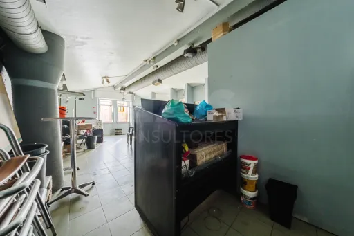 Imóvel Comercial no Centro de Peniche com Possibilidade de Conversão em Habitação