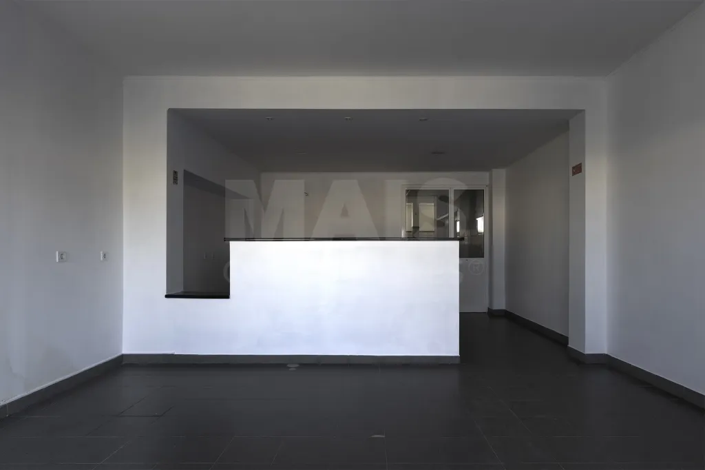 Espaço Comercial 115 m² na EN10 | Localização Premium e Máxima Visibilidade – Porto Alto