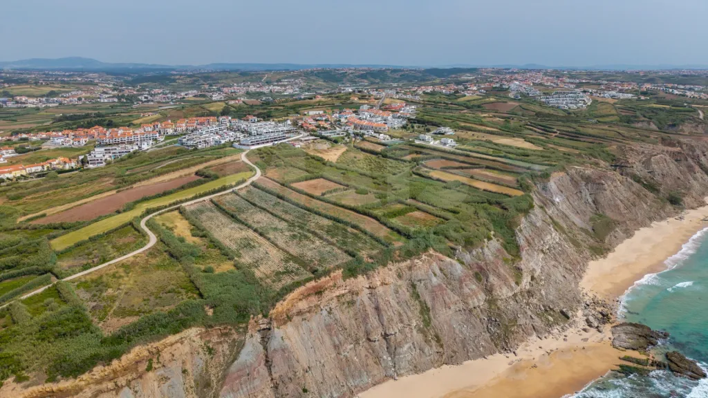 Moradia T4 com Vista Mar, Jacuzzi Panorâmico e Energia Solar | Lourinhã