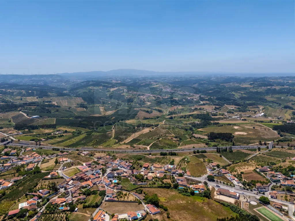 Moradia p/a recuperar c/ terreno na Fanadia com viabilidade de construção