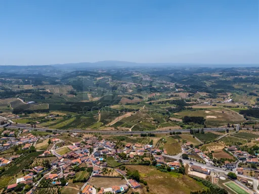 Moradia p/a recuperar c/ terreno na Fanadia com viabilidade de construção