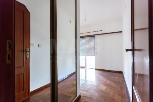 Apartamento T3 com parqueamento, arrecadação e varandas na Urbanização dos Pilares em Samora Correia.